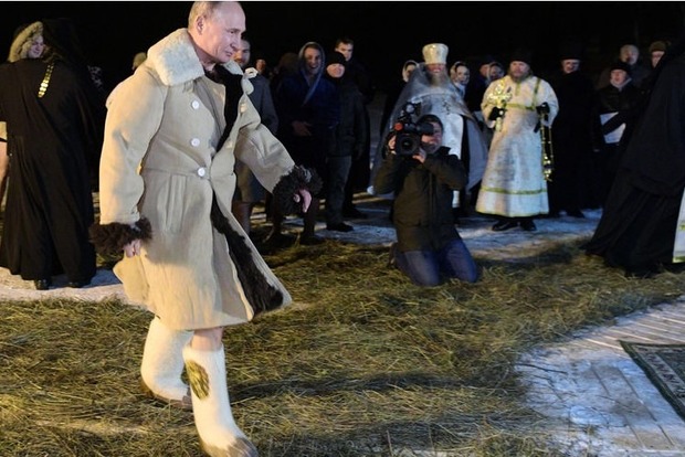 Валенки на голую ногу и тулуп. Как Путин окунулся в крещенскую воду