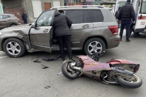 В центре Николаева жена бывшего председателя Врадиевки сбила на авто 18-летнего мопедиста