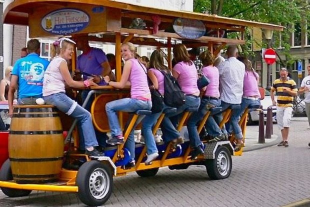 Туристам в Амстердаме запретили кататься на «пивных велосипедах»