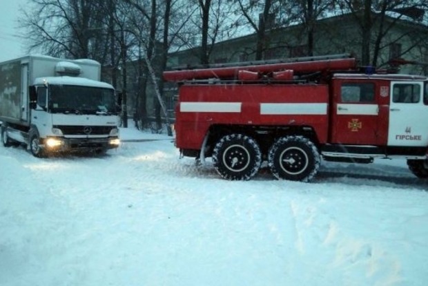 Из-за непогоды на Закарпатье за ночь на дорогах эвакуировали 50 водителей
