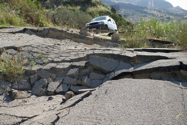 Падала штукатурка, будинки пішли тріщинами: сильний землетрус струсонув російський Урал