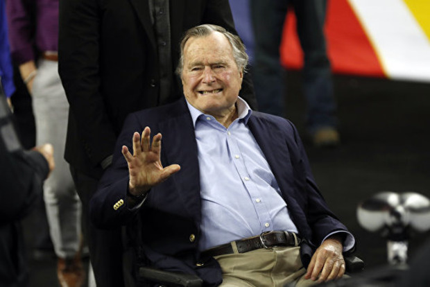 Прикованного к инвалидному креслу Буша-старшего обвинили в секс-домогательствах