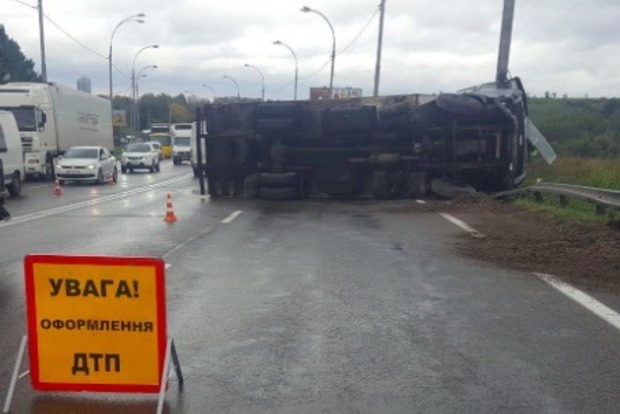Вантажівка, що перекинулась у Києві, паралізувала рух