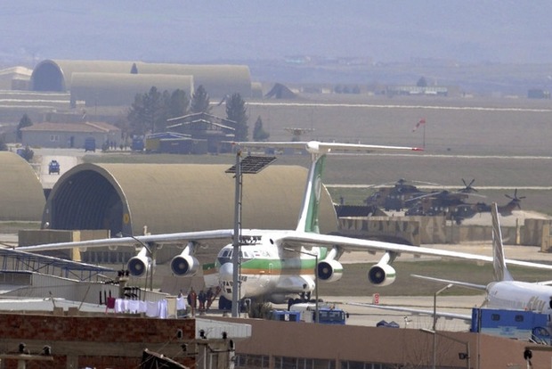 Четыре ракеты выпустили по аэропорту в Турции