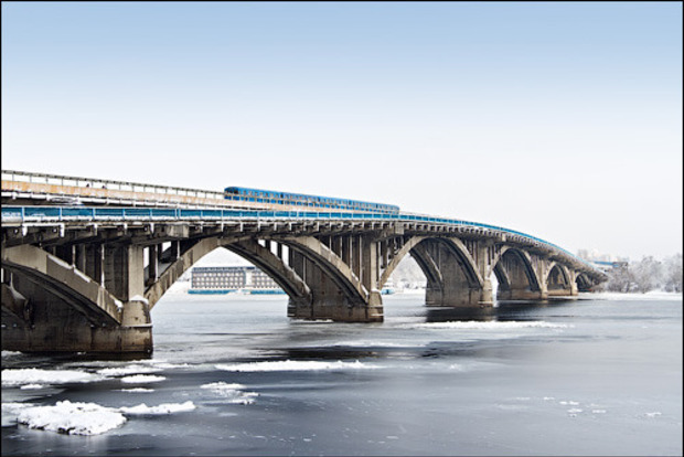 Суицид? В Киеве с моста в Днепр упал мужчина