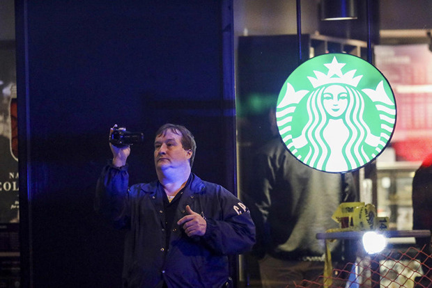 Неизвестный открыл стрельбу в кафе Starbucks в Чикаго, есть жертвы