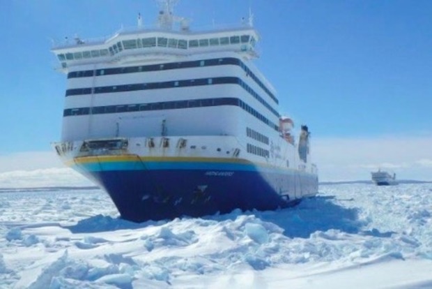 Во льдах у побережья Канады застрял паром с 209 пассажирами‍