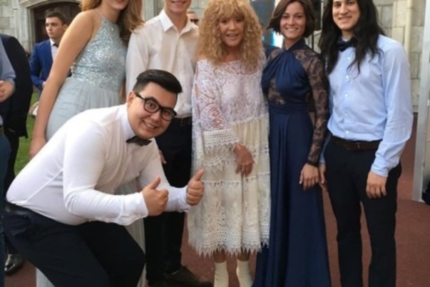 Примадонна пришла на свадьбу внука в белом кружевном платье‍