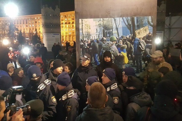 На Майдане произошли стычки полиции и митингующих из-за палаток