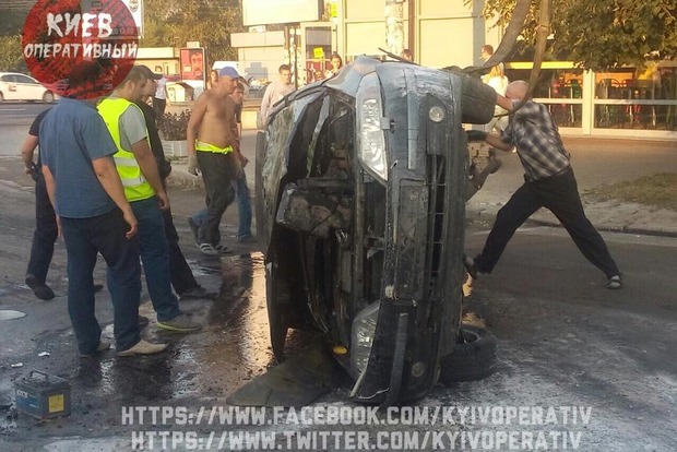 В Киеве пьяный водитель улетел с моста (фото)