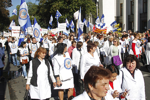 Тысячи медиков в Киеве требовали повышения зарплаты и доработки медреформы