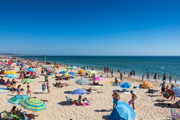 Водичка в море - прекрасная: уже в первые дни лета пляжи Одессы заполонили туристы