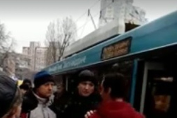 У Києві водій тролейбуса з матом напав на пасажирів (18+)