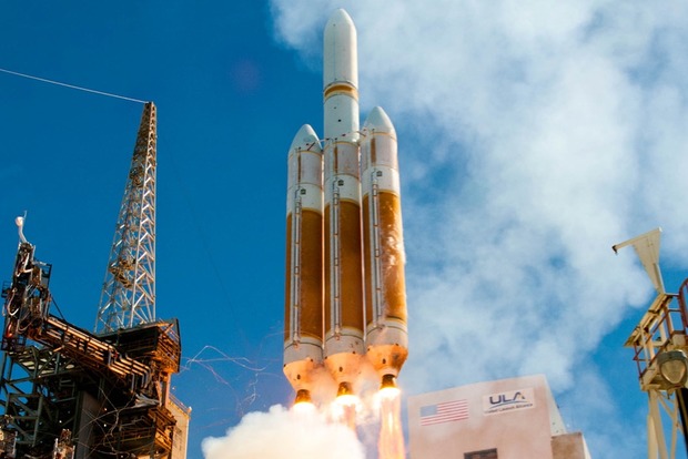 США запустили крупнейшую ракету со спутником-разведчиком на борту