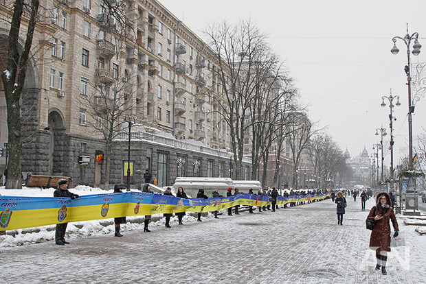 Самый длинный флаг Украины развернули на Крещатике ко Дню Соборности