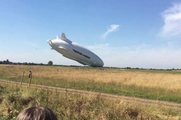Самый большой в мире летательный аппарат рухнул на землю в Великобритании