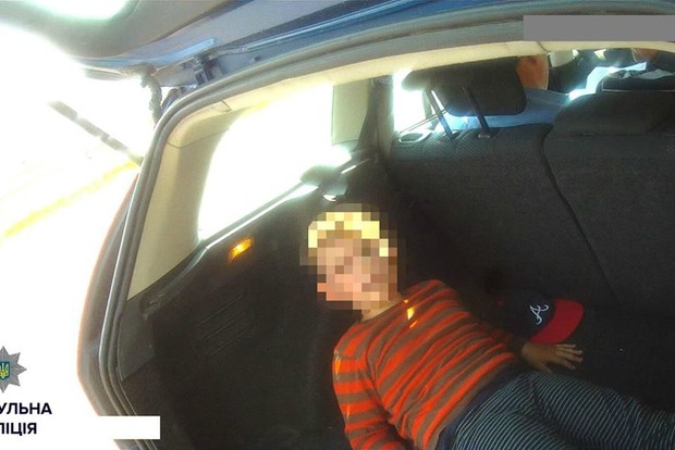 ﻿Столичні патрульні зупинили машину з дитиною в багажнику (фото)