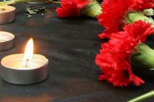 ﻿В Україні День скорботи: Порошенко поклав квіти до Могили Невідомого солдата