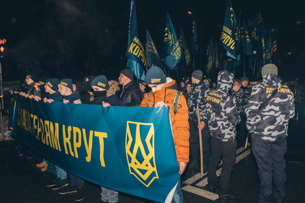 По улицам Киева прошел факельный марш в честь Героев Крут