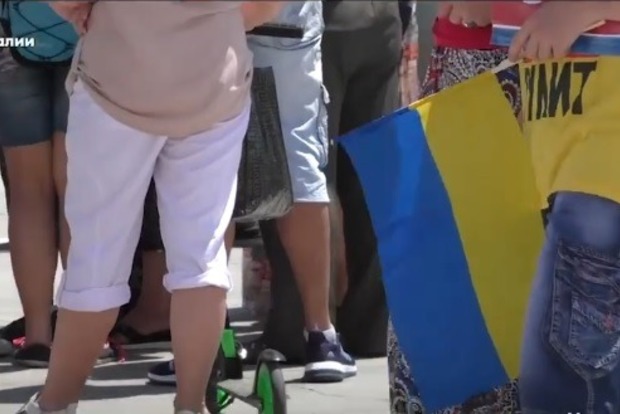 В Ялте на День России мальчик вышел на площадь с флагом Украины