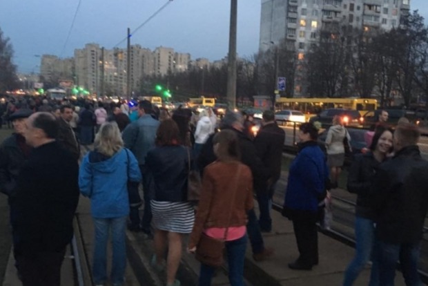 В Киеве жители перекрыли трамвайную колею и бульвар Кольцова