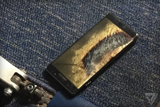 Замененный Samsung Galaxy Note 7 загорелся на борту лайнера в США