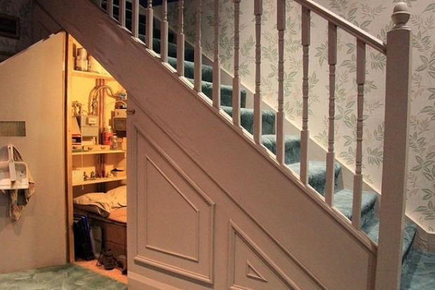 Джоан Роулинг рассказала, почему поселила своего героя Гарри Поттера в чулане под лестницей
