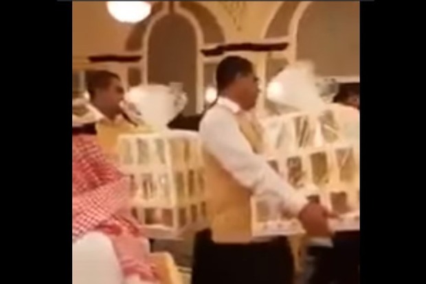 По-багатому: на арабському весіллі кожному гостю подарували по iPhone