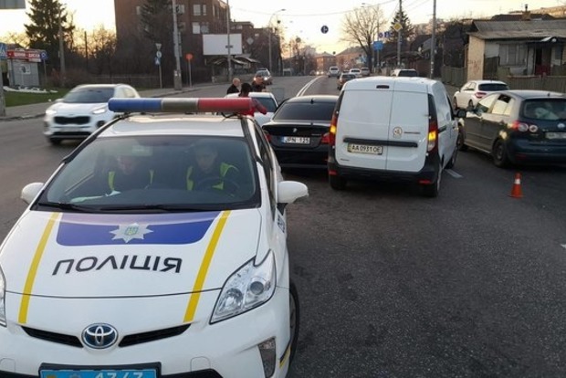 В Киеве нигерийцы на BMW протаранили автомобиль с беременной девушкой