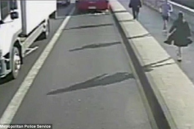 Лондонська поліція спіймала бігуна, який штовхнув жінку під автобус