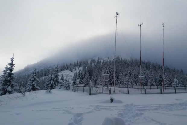 Весною і не пахне: в горах Закарпаття випало 2 метри снігу