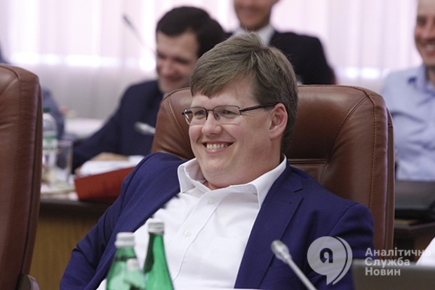 Експерти закликали віце-прем'єра Розенка вколотися в прямому ефірі