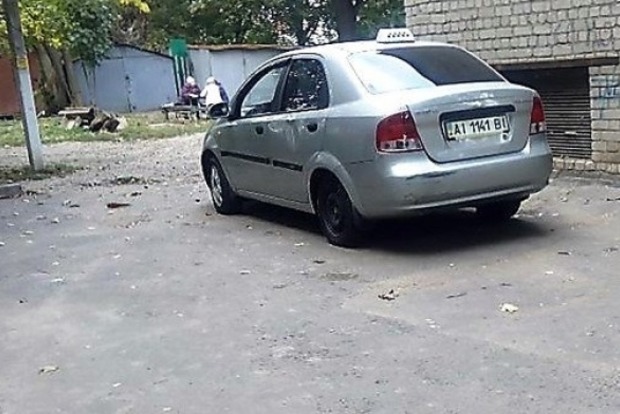 В Одесі таксист помер від передозування просто в авто 