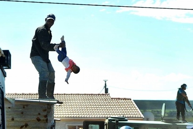 Шок: Сумасшедший отец скинул с крыши свою шестимесячную дочь