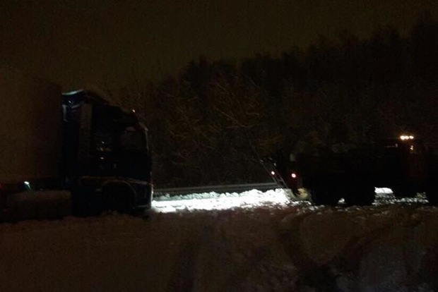 Автоцистерна со спиртом слетела с дороги на Тернопольщине, произошла утечка