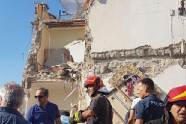 На юге Италии обвалилось пятиэтажное здание, люди остались под завалами