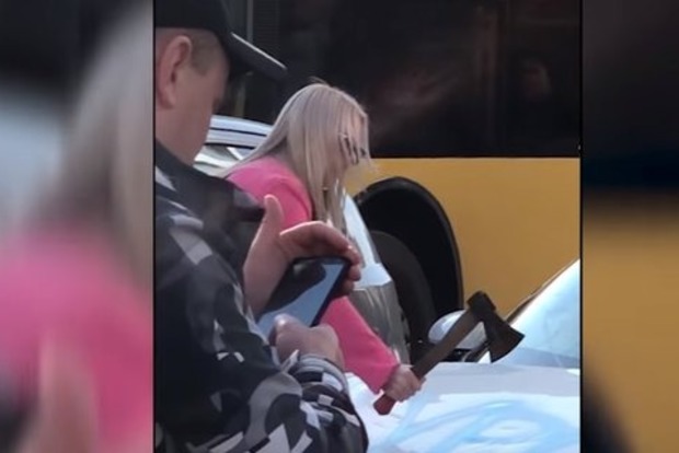 Выяснилось, зачем девушка изрубила топором Porsche в центре Киева