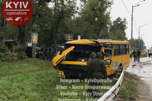 Под Киевом автобус столкнулся с военной колонной: погиб военный, 8 раненных
