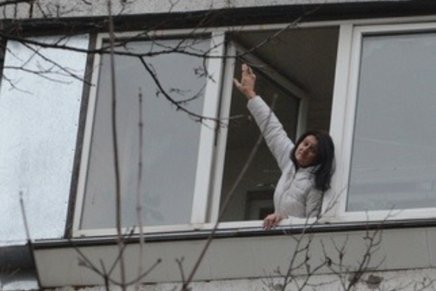 В Киеве женщина поймала и полчаса держала выпавшего с 9-го этажа мужчину