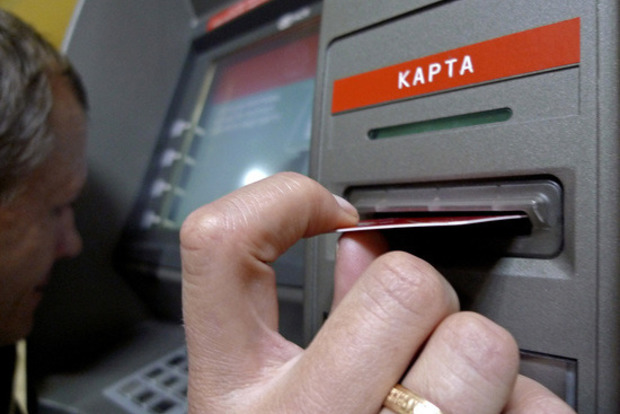 Санкції прийняті: банківські карти росіян почали відключати