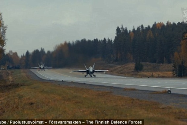 Финские истребители отработали посадку на автомобильное шоссе