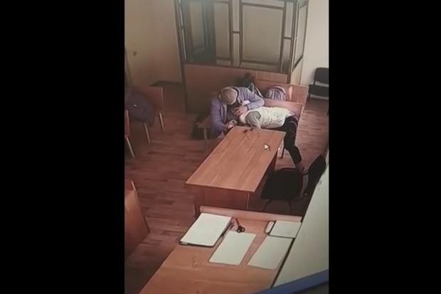 Припекло: Росіянка зайнялася сексом з чоловіком в залі суду (18+)