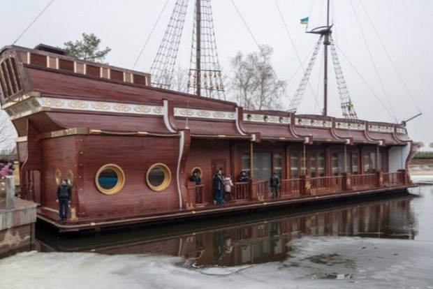 Суд дал разрешение на задержание Януковича‍ и арестовал его корабль-ресторан