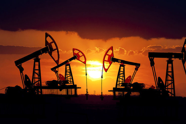 Світові ціни на нафту знизились, потягнувши вниз і російський рубль