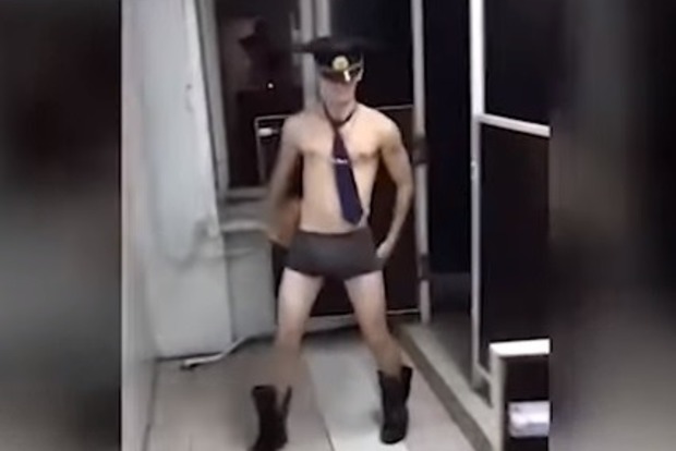 Курсанти льотного училища в РФ зняли еротичний кліп в гуртожитку