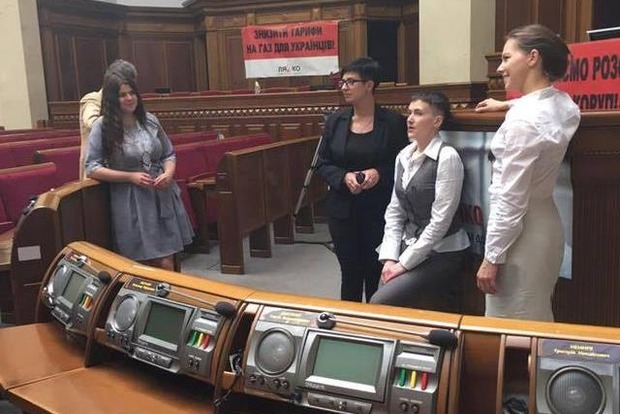 Савченко пришла в зал парламента
