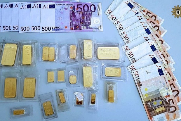 В Германии мужчине вернули 22 золотых слитка, которые он забыл на улице