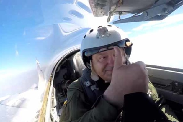 Порошенко полетал на МиГ-29. Опубликовано видео из кабины