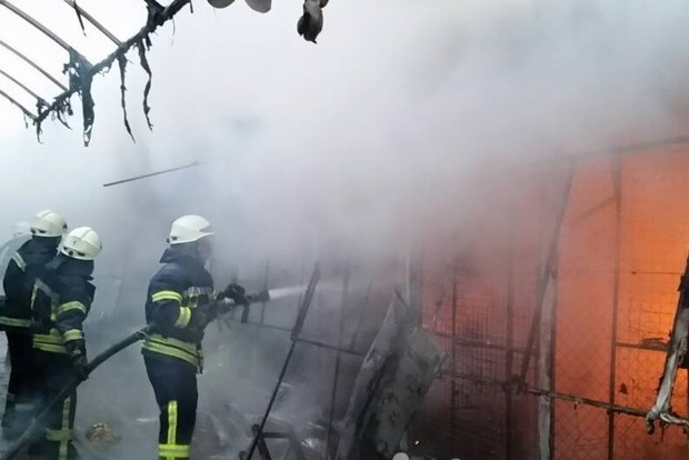 На рынке в Запорожье произошел сильный пожар