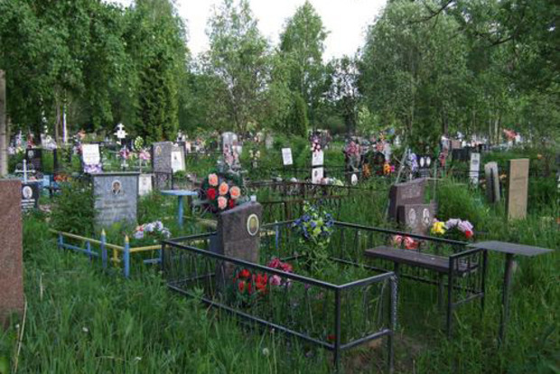 На кладбищах в Днипре запретили устанавливать столы и ограды